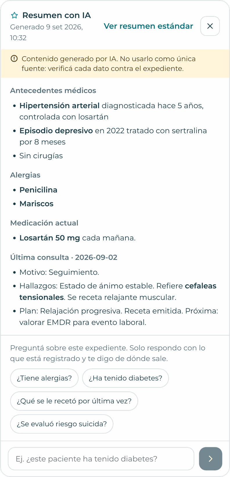 El riel del asistente dentro del expediente de una paciente: antecedentes, alergias, medicación y la última consulta, con el aviso de que el contenido lo generó una inteligencia artificial y hay que verificar cada dato contra el expediente.